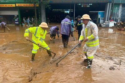 Công an Sơn La khẩn trương hỗ trợ người dân khắc phục hậu quả mưa lũ
