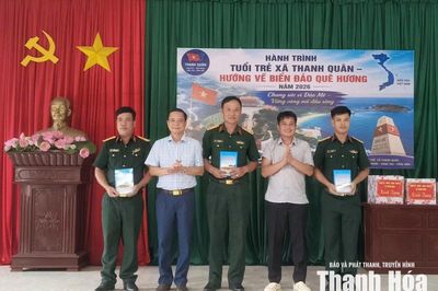 Xã Thanh Quân thăm, tặng quà cán bộ, chiến sĩ Tiểu đoàn Hỗn hợp Đảo Mê