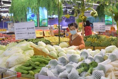 Giá xăng dầu đã giảm gần 40% từ đỉnh, người dân 'mòn mỏi' chờ một đợt giảm giá hàng hóa