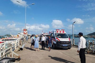 Lật ca nô chở khách trên biển Phú Quốc, khẩn trương cứu hộ