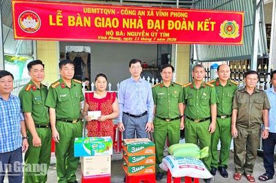 Công an xã Vĩnh Phong hỗ trợ xây nhà Đại đoàn kết cho hộ nghèo