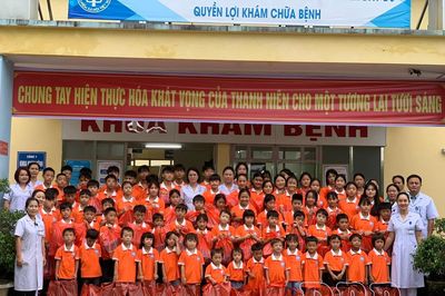Khám sức khỏe, tặng quà trẻ em tại Cơ sở Bảo trợ xã hội tổng hợp tỉnh
