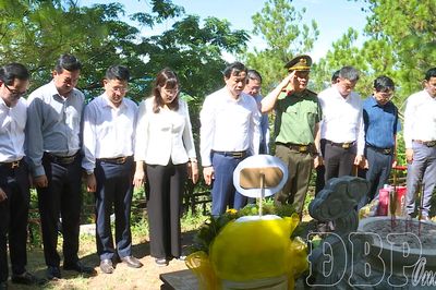 Đoàn công tác tỉnh Điện Biên dâng hương tri ân Đại tướng Võ Nguyên Giáp