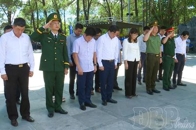 Đoàn công tác tỉnh Điện Biên tri ân Anh hùng liệt sĩ tại tỉnh Quảng Trị
