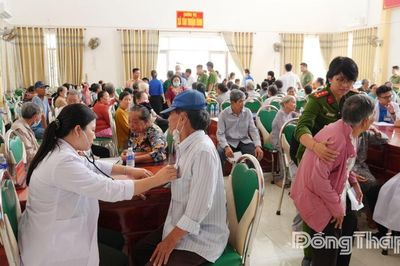 Công an Đồng Tháp tặng quà, khám bệnh miễn phí cho gia đình chính sách, hoàn cảnh khó khăn