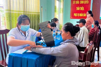 Xã Mỹ An Hưng: Khám sức khỏe, cấp phát thuốc miễn phí và trao quà cho người bán vé số có hoàn cảnh khó khăn