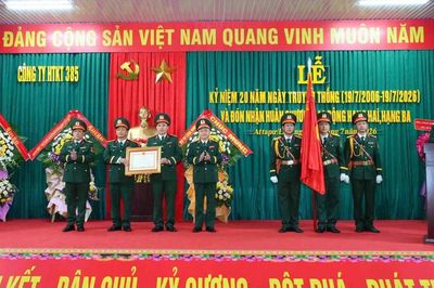 Công ty Hợp tác kinh tế 385 đón nhận Huân chương Lao động hạng ba