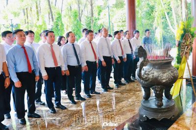 Bí thư Tỉnh ủy Trần Phong và đoàn công tác tỉnh Khánh Hòa dâng hương tại Khu di tích Ngã ba Đồng Lộc