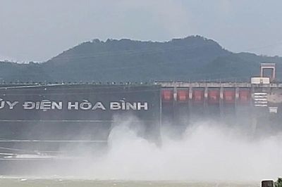 Mở 1 cửa xả đáy Thủy điện Hòa Bình vào lúc 11 giờ hôm nay 11/7