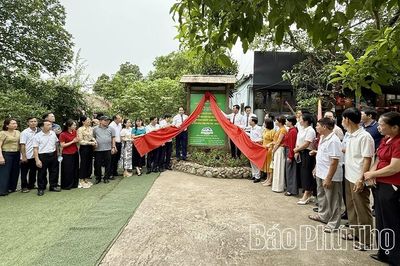 Gắn biển mô hình điểm Nông dân làm du lịch văn hóa bản địa gắn với nông nghiệp sinh thái