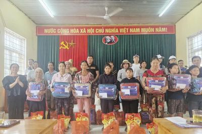 Trao tặng nhiều suất quà cho người dân bản Hóa Lương