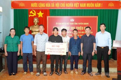 Ủy ban MTTQ Việt Nam tỉnh trao hỗ trợ an sinh xã hội cho người dân thôn Đề Lảng