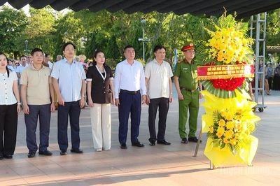 Đoàn công tác của tỉnh dâng hương tại Thành cổ Quảng Trị