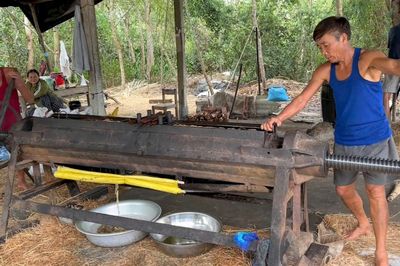 Giữ lửa bộng ép dầu thủ công