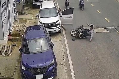 Tài xế mở cửa ô tô bất cẩn hất văng người đi xe máy