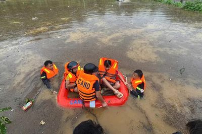 Công an Sơn La hỗ trợ người dân, phân luồng giao thông giữa mưa lũ tại Mường La
