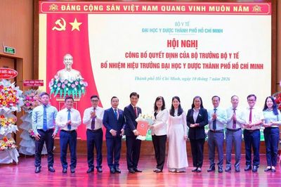 Bộ trưởng Bộ Y tế trao quyết định bổ nhiệm Hiệu trưởng Đại học Y Dược Thành phố Hồ Chí Minh