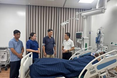 Bác sĩ Bệnh viện Chợ Rẫy tham gia cứu chữa nạn nhân vụ lật ca nô ở Phú Quốc