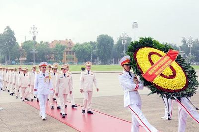 Đoàn đại biểu Bộ Công an vào Lăng viếng Chủ tịch Hồ Chí Minh nhân kỷ niệm 80 năm Ngày truyền thống lực lượng An ninh Nhân dân