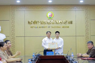 Học viện Y - Dược học cổ truyền Việt Nam khen thưởng nam sinh cứu người