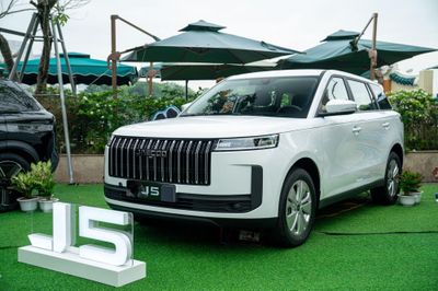 Jaecoo J5 lắp ráp tại Việt Nam có giá từ 569 triệu đồng