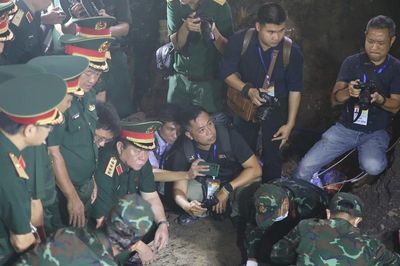 Đại tướng Nguyễn Trọng Nghĩa kiểm tra tìm kiếm hài cốt liệt sĩ tại Công viên Lê Thị Riêng