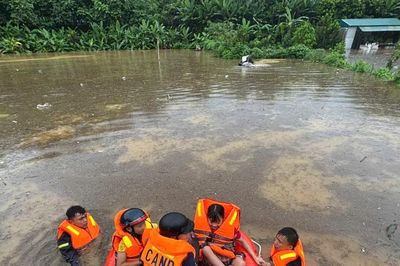 Mưa lớn gây ngập lụt, Công an Sơn La hỗ trợ nhân dân khắc phục hậu quả