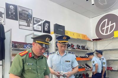 Xây dựng dữ liệu lớn kiểm soát dòng hàng trên không gian mạng