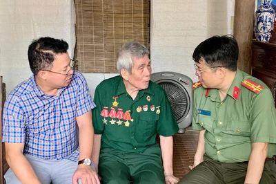 Bệnh viện 19-8 khám, tặng quà cho hơn 260 thương bệnh binh, gia đình chính sách