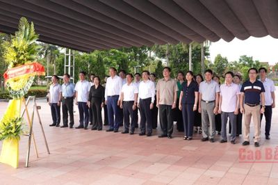 Đoàn đại biểu tỉnh dâng hương tri ân tại Di tích lịch sử quốc gia đặc biệt Thành cổ Quảng Trị