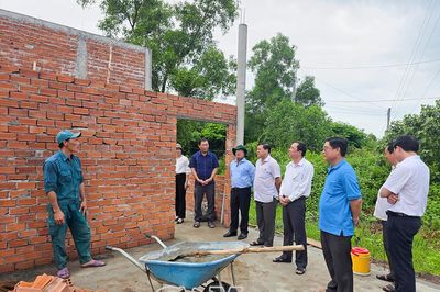 Kiểm tra tiến độ xây dựng nhà Đại đoàn kết tại xã An Trạch