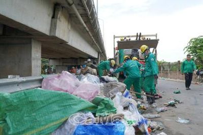 Ra quân dọn dẹp dứt điểm bãi rác tự phát dưới chân cầu Tôn Đức Thắng