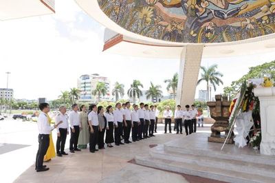 Tổng Kiểm toán nhà nước dâng hương tri ân các Anh hùng liệt sĩ, thăm gia đình chính sách tại Đà Nẵng