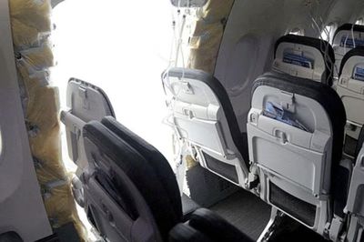 Bung cửa máy bay ở độ cao hơn 6.000m, hành khách bị hút nửa người khỏi khoang, thoát chết nhờ một chi tiết tưởng chừng nhỏ