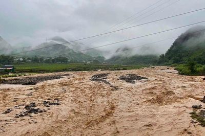 Mưa lớn trút xuống Sơn La, đường ngập như sông, nhiều nơi sạt lở
