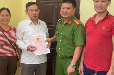 Nhặt được một thứ nhiều người ao ước giữa đống sắt vụn, người đàn ông lập tức mang đến công an