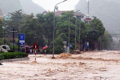 Nước lũ chảy như thác, nhiều tuyến đường ở Sơn La ngập sâu hơn 1 mét