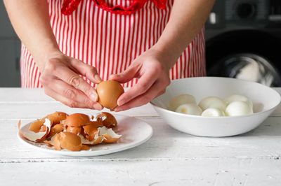 Luộc trứng thế nào để không dính vỏ: Làm ngay 5 mẹo đơn giản này, bóc một lần là róc sạch