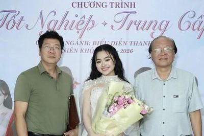 Ca sĩ Thu Hường tốt nghiệp với số điểm tuyệt đối