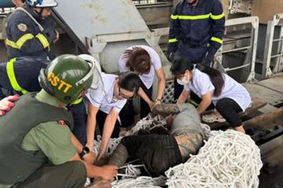 Hà Nội: Kịp thời giải cứu nam thanh niên có biểu hiện bất thường, mắc kẹt dưới dầm cầu Thăng Long