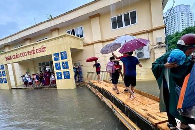 Sau lệnh mở cửa xả đáy hồ Hòa Bình: Hà Nội yêu cầu người dân dọc 3 tuyến đê khẩn trương chủ động ứng phó