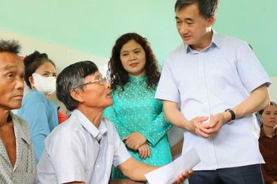 Thứ trưởng Bộ Y tế Trần Văn Thuấn dự chương trình khám sức khỏe miễn phí toàn dân tại Huế
