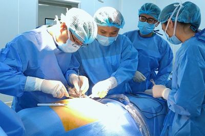 Cụ ông suýt mất mạng vì vô tình nuốt phải hạt mít