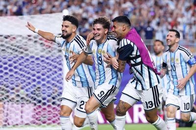 Vất vả hạ 10 người Thụy Sĩ, Argentina gặp Anh ở bán kết World Cup 2026