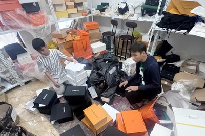 Doanh số 'khủng' của cửa hàng kinh doanh online 'hàng hiệu' giả
