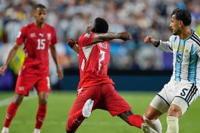 Tiền đạo Thụy Sĩ nhận thẻ đỏ không oan trước Argentina