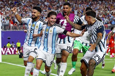 Alvarez lập siêu phẩm, đưa Argentina vào bán kết World Cup