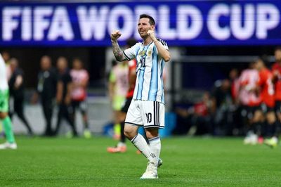 Messi không đi bộ một mình