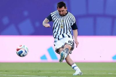 Vì sao tuyển Argentina đeo băng đen trong trận gặp Thụy Sĩ?