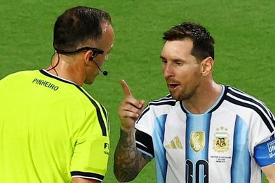 Lý do Messi nổi nóng với trọng tài